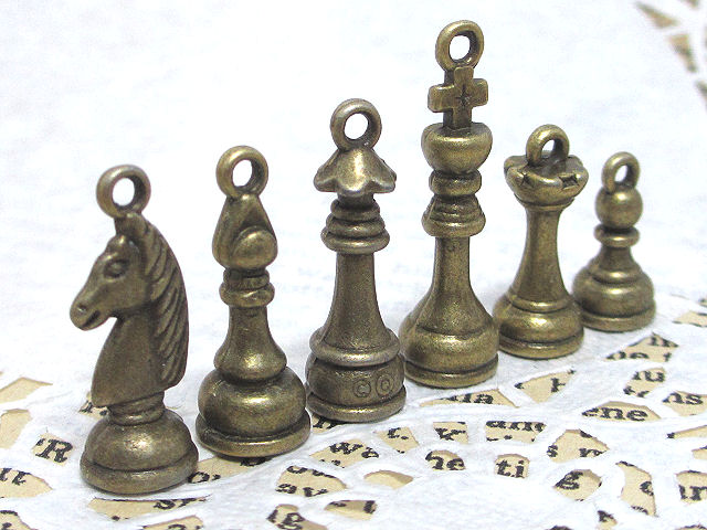 チェスの駒のチャーム（金古美）[6個入り] ハンドメイド素材、アクセサリーパーツの販売